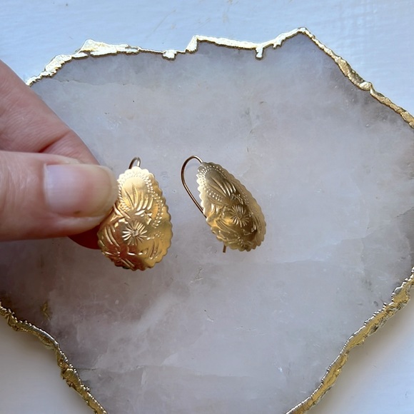 Mejuri Jewelry - 14k solid gold floral etched earrings
